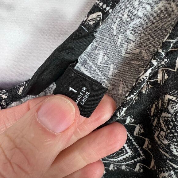 Torrid Black & White Geo Print Sleeveless V-Neck Blouse Top Size 1 - Picture 5 of 8